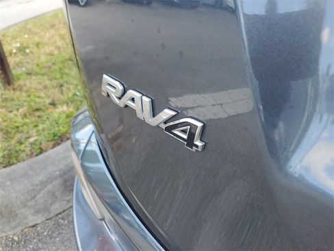 Used 2018 Toyota RAV4 Limited image 10