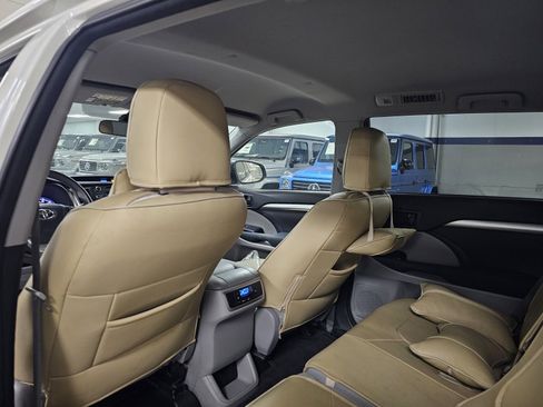 Used 2015 Toyota Highlander LE image 7