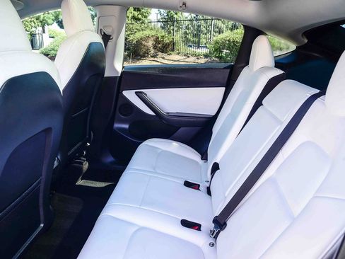 Used 2021 Tesla Model Y Long Range image 21