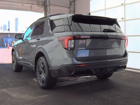 Used 2025 Ford Explorer ST-Line w/ ST-Line Street Pack image 14