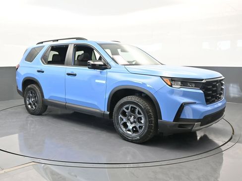 Used 2025 Honda Pilot TrailSport image 8