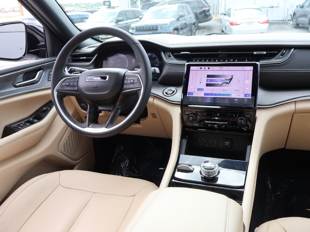 Used 2023 Jeep Grand Cherokee Limited w/ Black Appearance Package AWD/4WD image 12