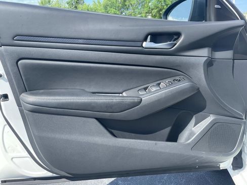 Used 2025 Nissan Altima 2.5 SV FWD image 15