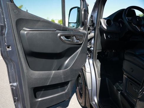 Used 2022 Mercedes-Benz Sprinter 144 Cargo image 18