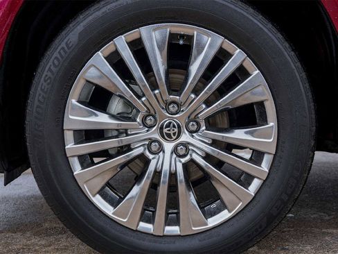 Used 2024 Toyota Venza XLE image 8