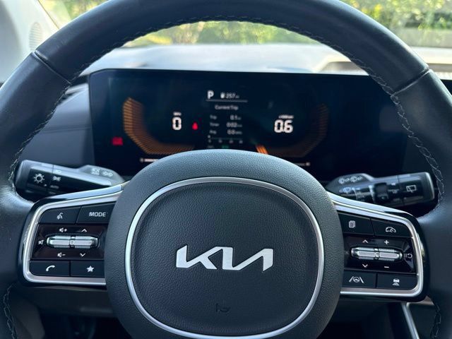Used 2025 Kia Carnival FWD image 12