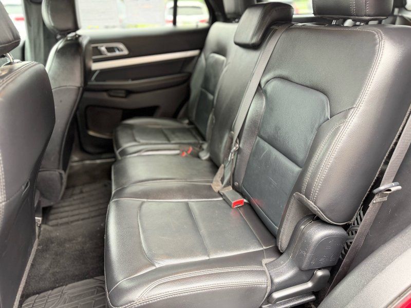 Used 2017 Ford Explorer XLT w/ Equipment Group 202A AWD/4WD image 15