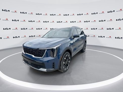 Certified 2025 Kia Sorento EX w/ Panoramic Sunroof Package AWD/4WD image 4