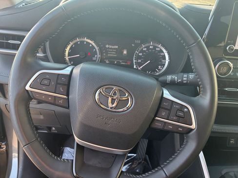 Used 2025 Toyota Highlander LE FWD image 29