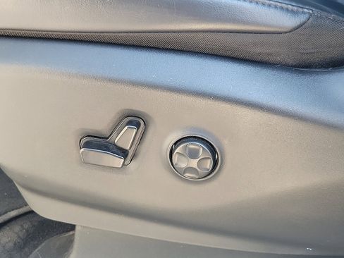 Used 2023 Chrysler Pacifica Touring-L FWD image 9