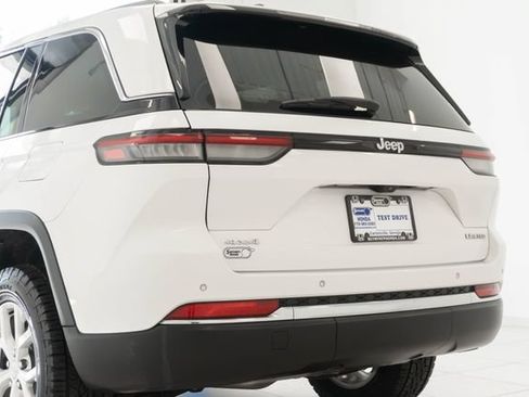 Used 2023 Jeep Grand Cherokee Limited AWD/4WD image 9