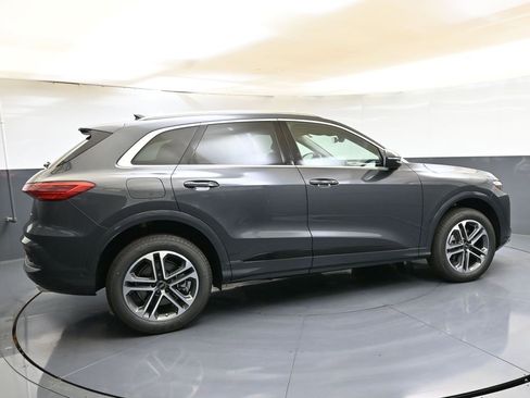 Used 2025 Audi Q5 Premium w/ Convenience Package image 6