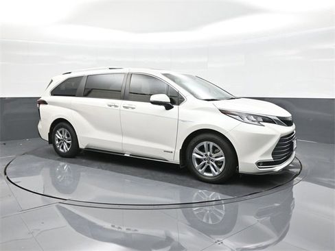 Used 2021 Toyota Sienna Limited image 17