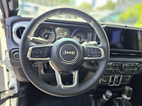 Used 2025 Jeep Wrangler Unlimited Sahara AWD/4WD image 25