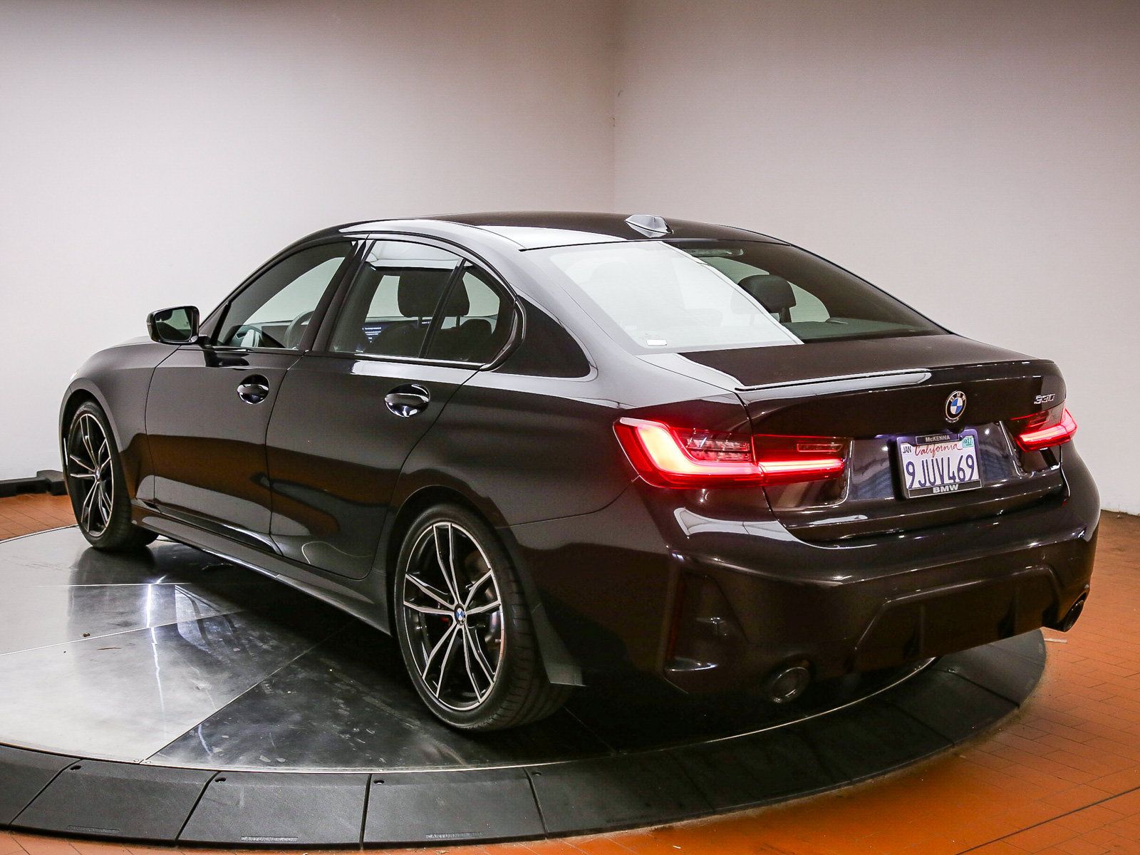 Certified 2023 BMW 330i Sedan w/ M Sport Package RWD image 5