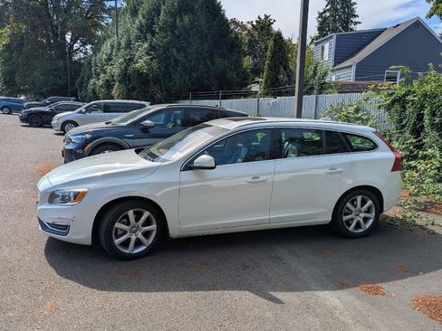 Used 2016 Volvo V60 T5 Premier FWD image 2