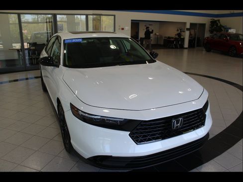 Certified 2025 Honda Accord SE image 3