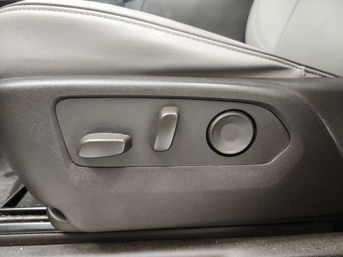 Used 2023 GMC Yukon SLT w/ SLT Premium Package image 15