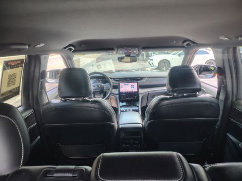 Certified 2024 Jeep Grand Cherokee Limited w/ Black Appearance Package AWD/4WD image 12