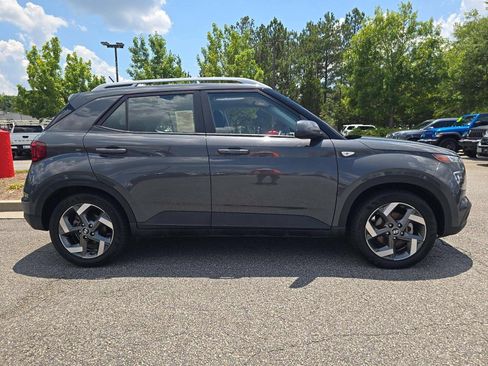Used 2024 Hyundai Venue SEL FWD image 2