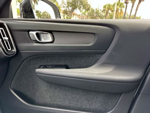 Used 2022 Volvo XC40 T5 R-Design image 25
