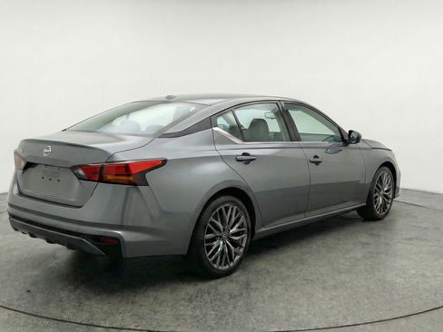 Used 2025 Nissan Altima 2.5 SV FWD image 9