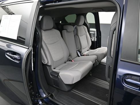 Used 2025 Toyota Sienna LE image 31