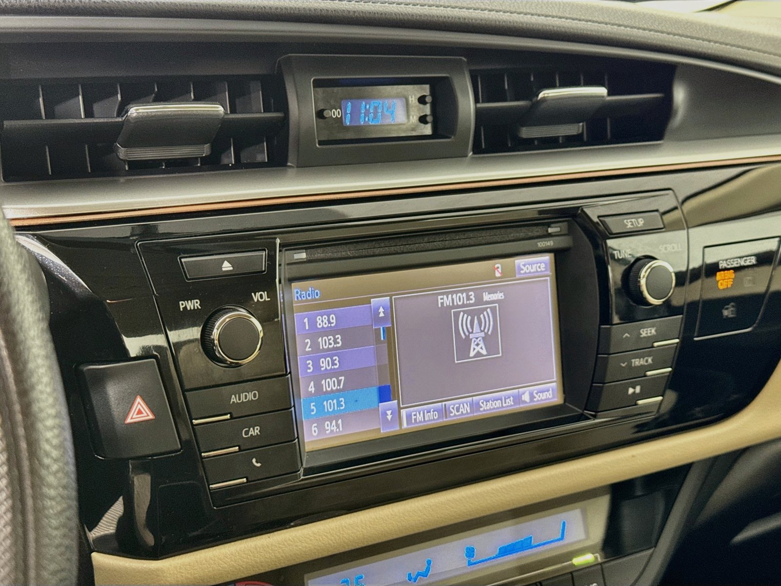Used 2014 Toyota Corolla LE FWD image 12