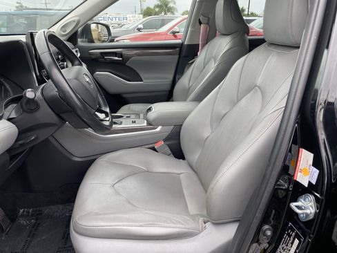 Used 2021 Toyota Highlander Limited image 11