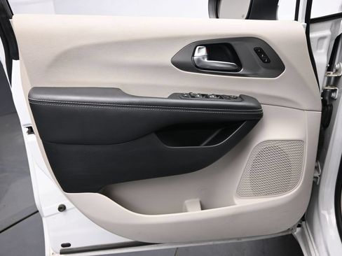Used 2023 Chrysler Pacifica Touring-L FWD image 24