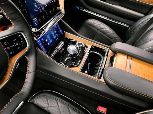 Used 2024 Jeep Grand Wagoneer Series III w/ Rear-Seat Entertainment Group AWD/4WD image 17