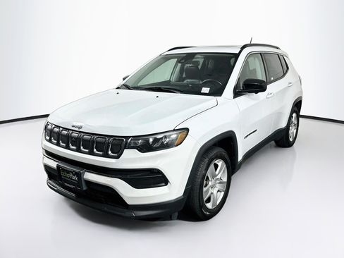 Used 2022 Jeep Compass Latitude w/ Sun and Sound Group FWD image 3