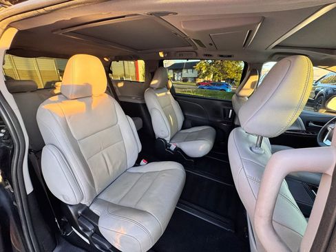 Used 2019 Toyota Sienna Limited Premium image 30