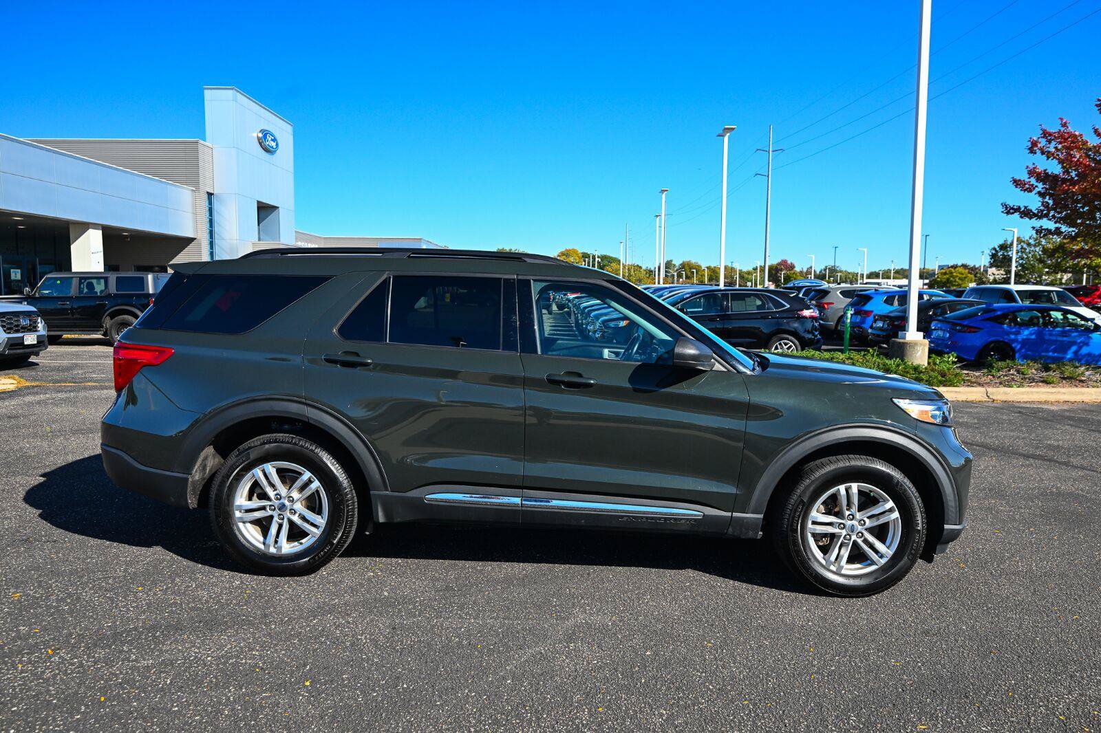 Used 2022 Ford Explorer XLT w/ Equipment Group 202A AWD/4WD image 3