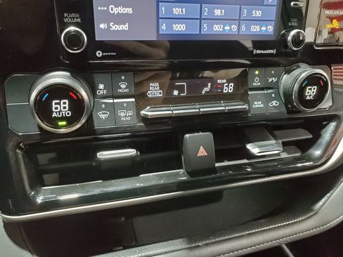 Used 2022 Toyota Highlander L image 35