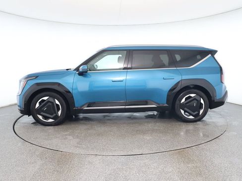 Used 2024 Kia EV9 Land image 2