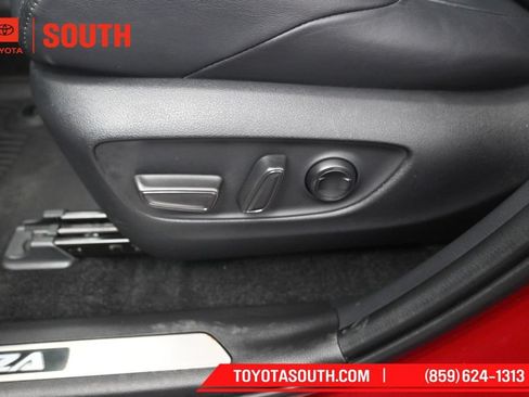 Used 2023 Toyota Venza XLE AWD/4WD image 23