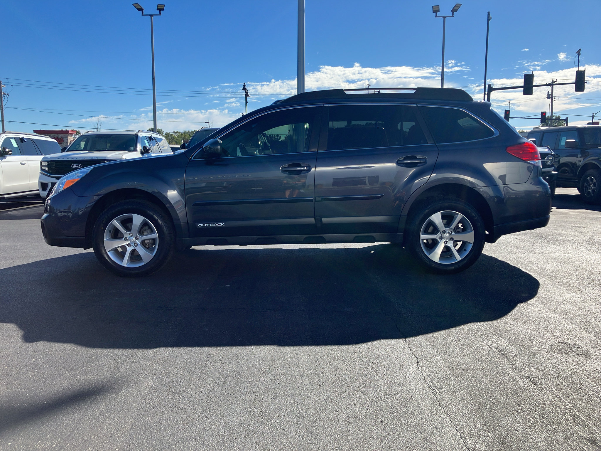 Used 2013 Subaru Outback 2.5i Limited w/ Moonroof Pkg AWD/4WD image 3