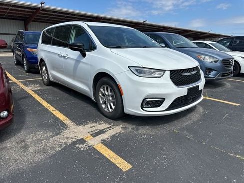 Used 2024 Chrysler Pacifica Touring-L FWD image 1