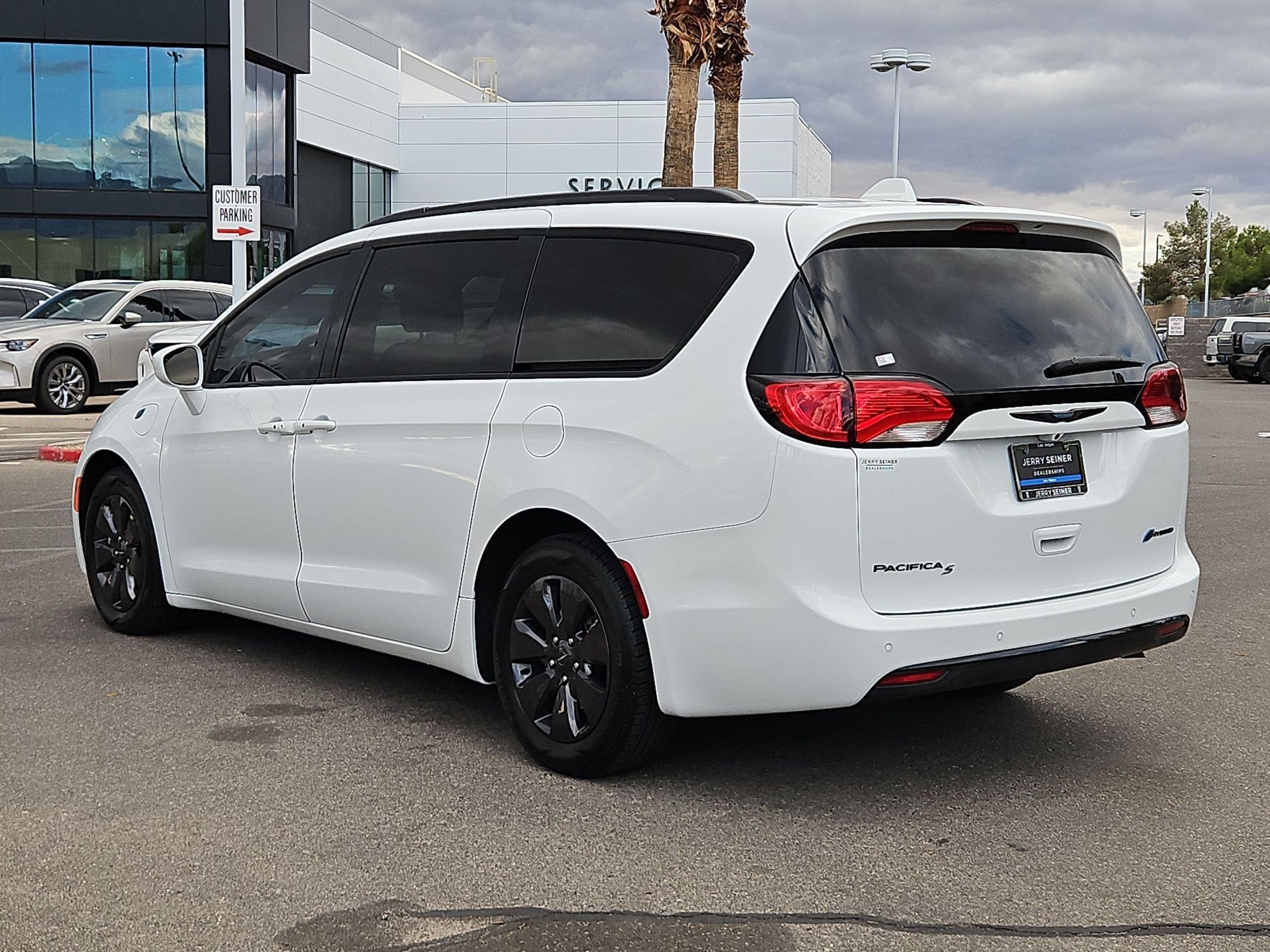 Used 2020 Chrysler Pacifica Touring-L FWD image 3