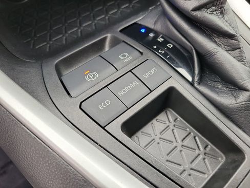 Used 2021 Toyota RAV4 XLE image 22