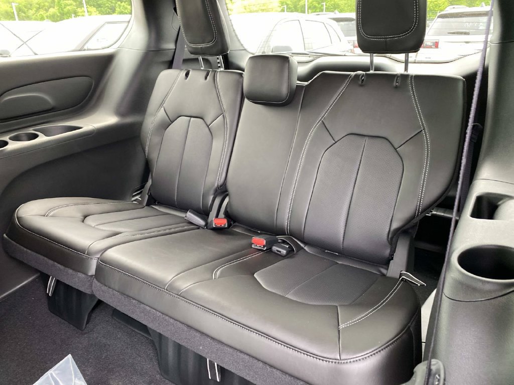 New 2027 Chrysler Pacifica Select AWD/4WD image 8