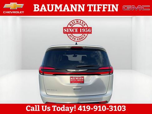 Used 2024 Chrysler Pacifica Touring-L image 6