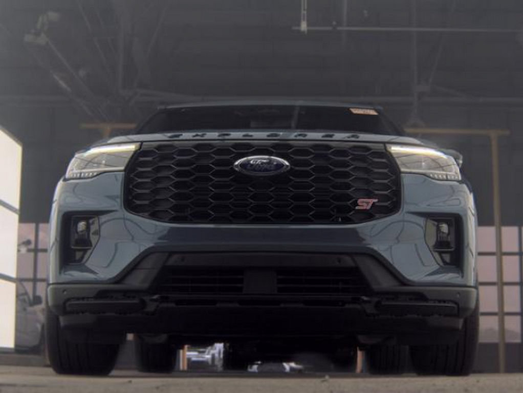 Used 2025 Ford Explorer ST AWD/4WD image 4