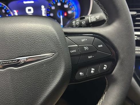 Used 2025 Chrysler Pacifica Limited FWD image 12