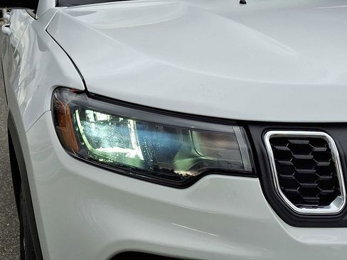 Certified 2024 Jeep Compass Latitude image 9