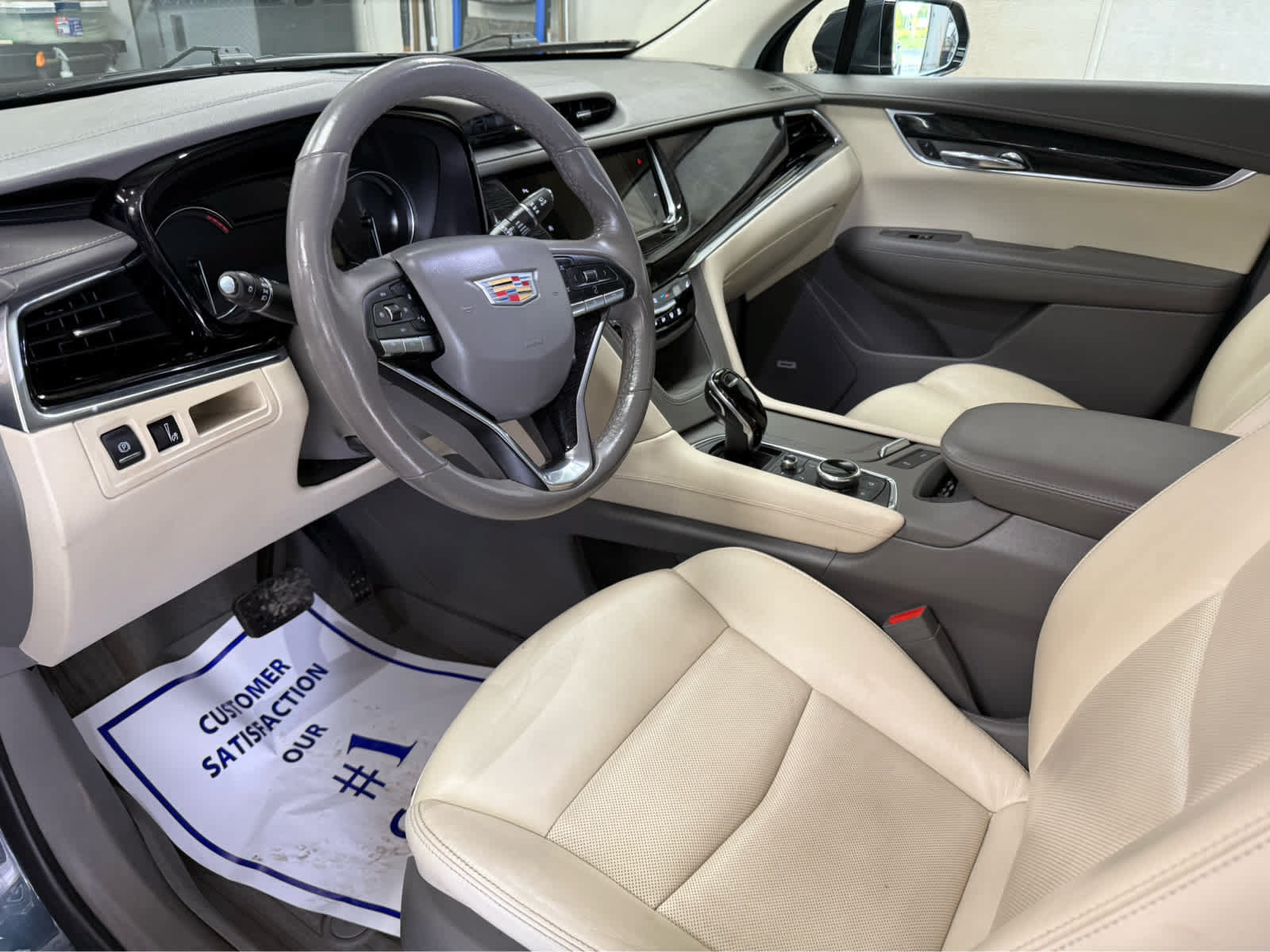 Used 2021 Cadillac XT6 Premium Luxury w/ LPO, Floor Liner Package AWD/4WD image 9