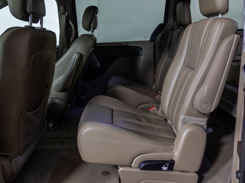 Used 2016 Chrysler Town & Country Touring-L w/ Driver Convenience Group image 42