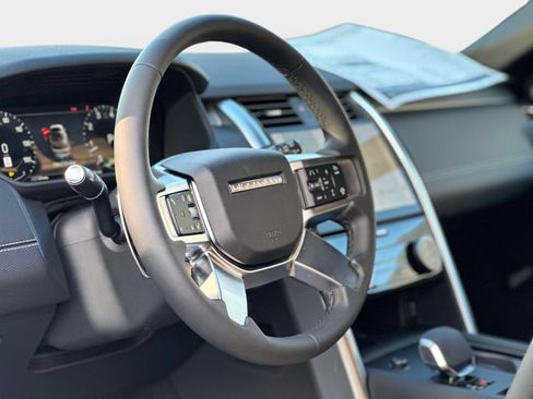 New 2026 Land Rover Discovery Dynamic SE image 26