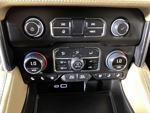 Used 2024 Chevrolet Suburban Premier RWD image 17